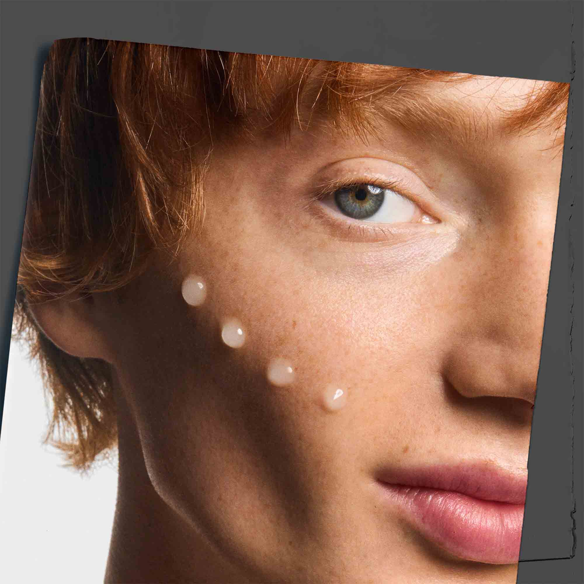 Age Defender Power Serum aplicado en el pomulo, demostrando su uso en la piel.