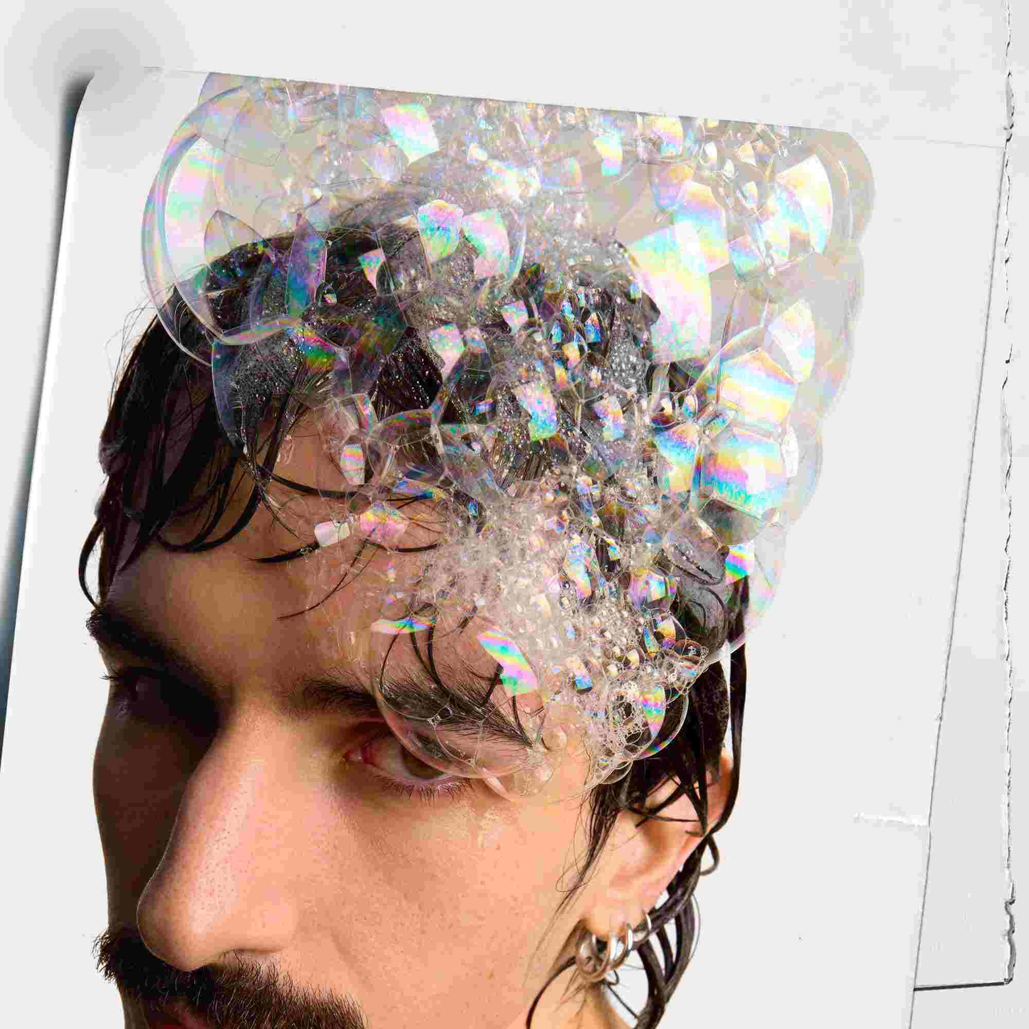 Modelo con burbujas en la cabeza del champu Amino Acid Shampoo de Kiehl's