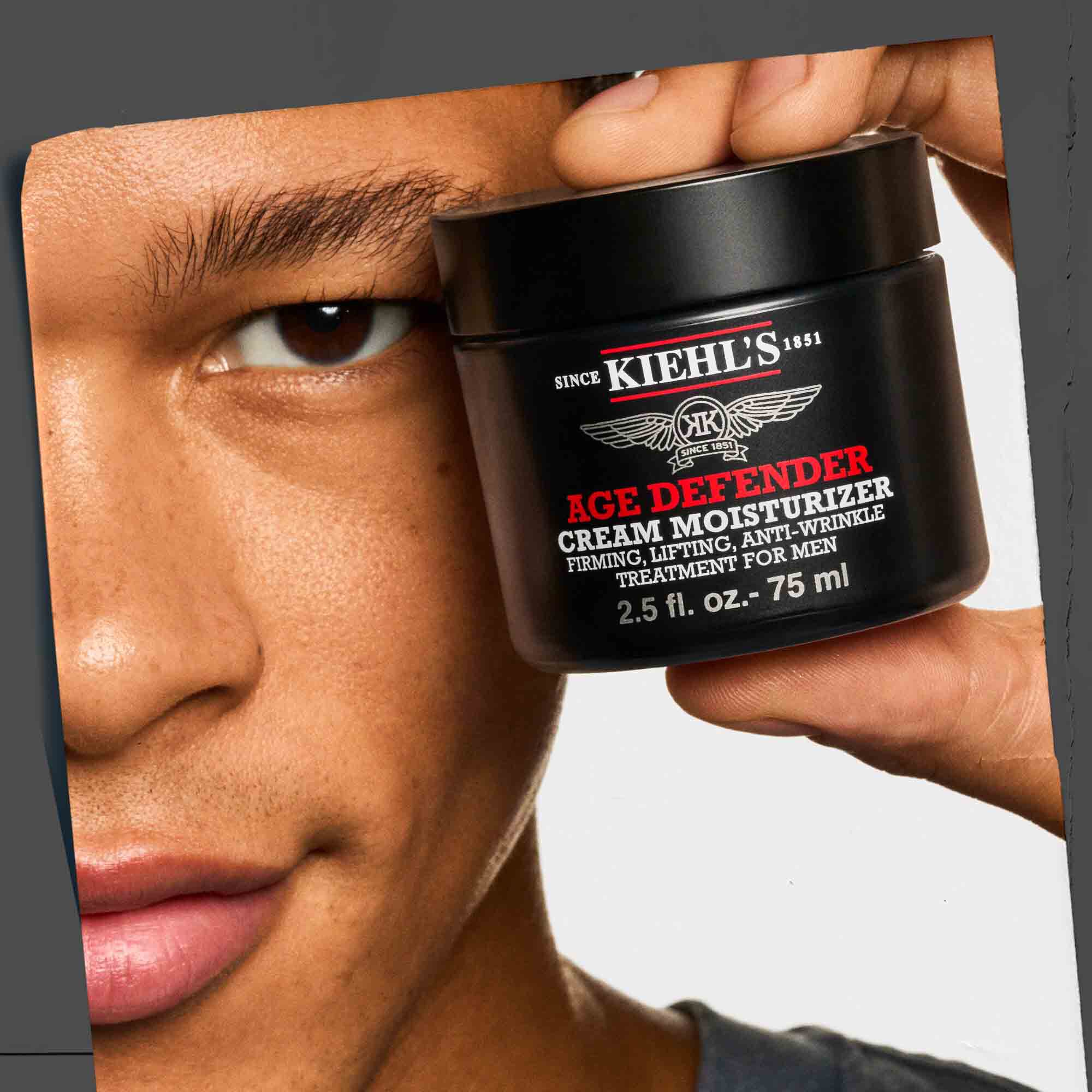 Age Defender Cream Moisturizer en la mano, mostrando su portabilidad y facilidad de uso.