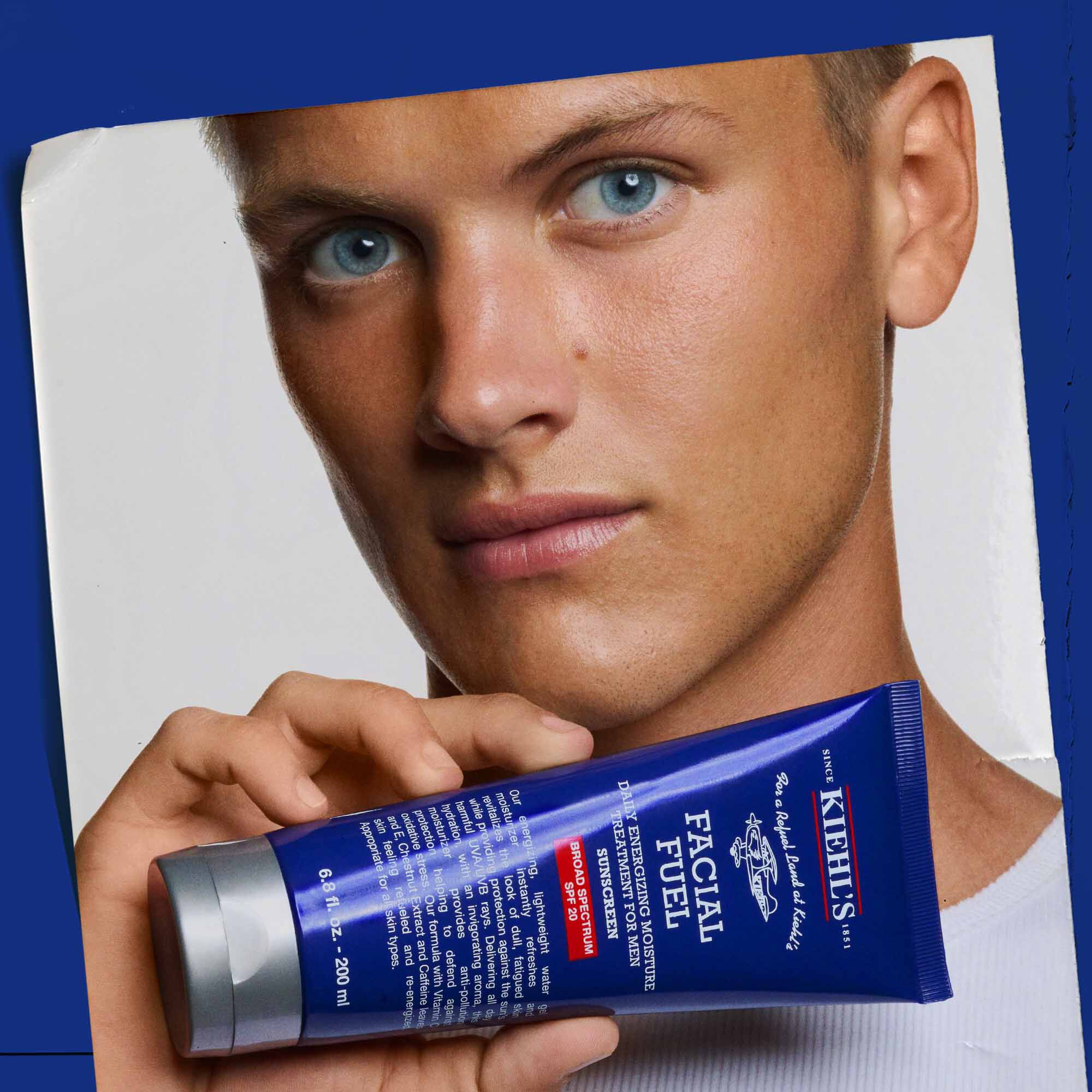 Facial Fuel Moisturizer SPF 19 en la mano, mostrando su uso.