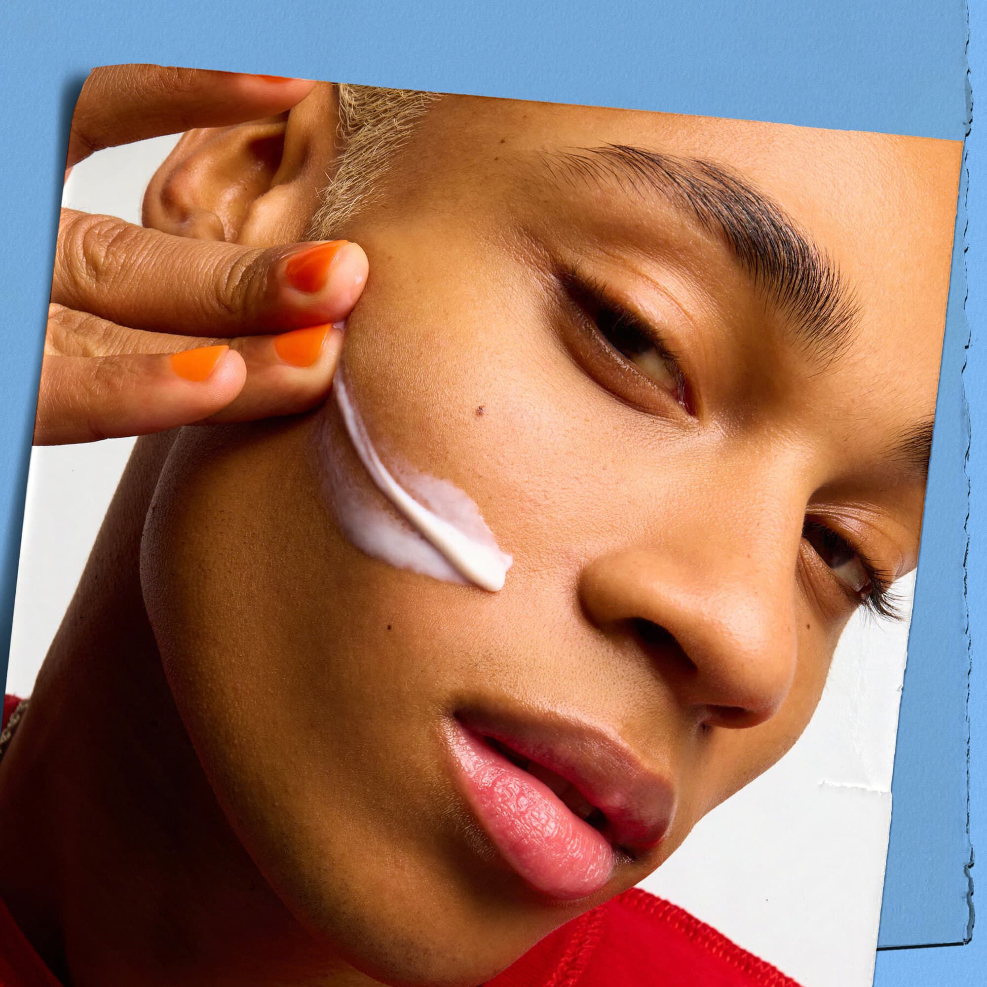 Modelo con una muestra de la textura de Kiehl's Ultra Facial Moisturizer en el rostro