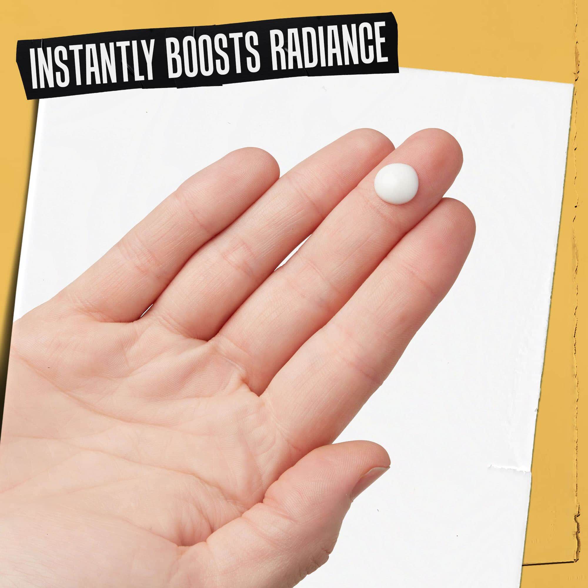 Una mano con Powerful-Strength Line-Reducing Concentrate, con la etiqueta "Aumenta instantaneamente la luminosidad".