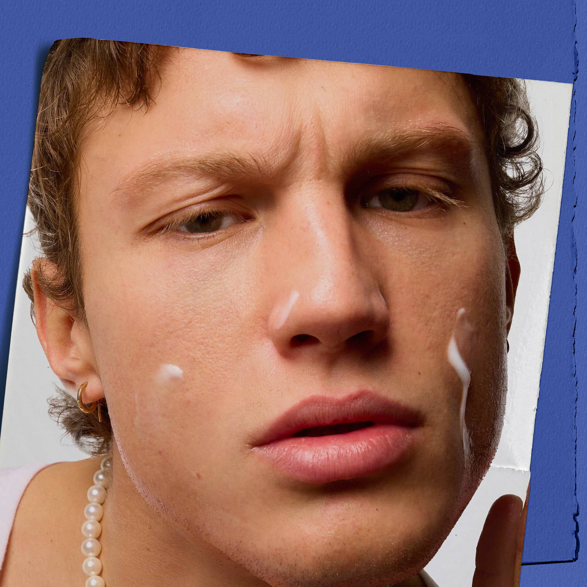 Modelo con Facial Fuel Energizing Moisture Treatment para hombre en la cara