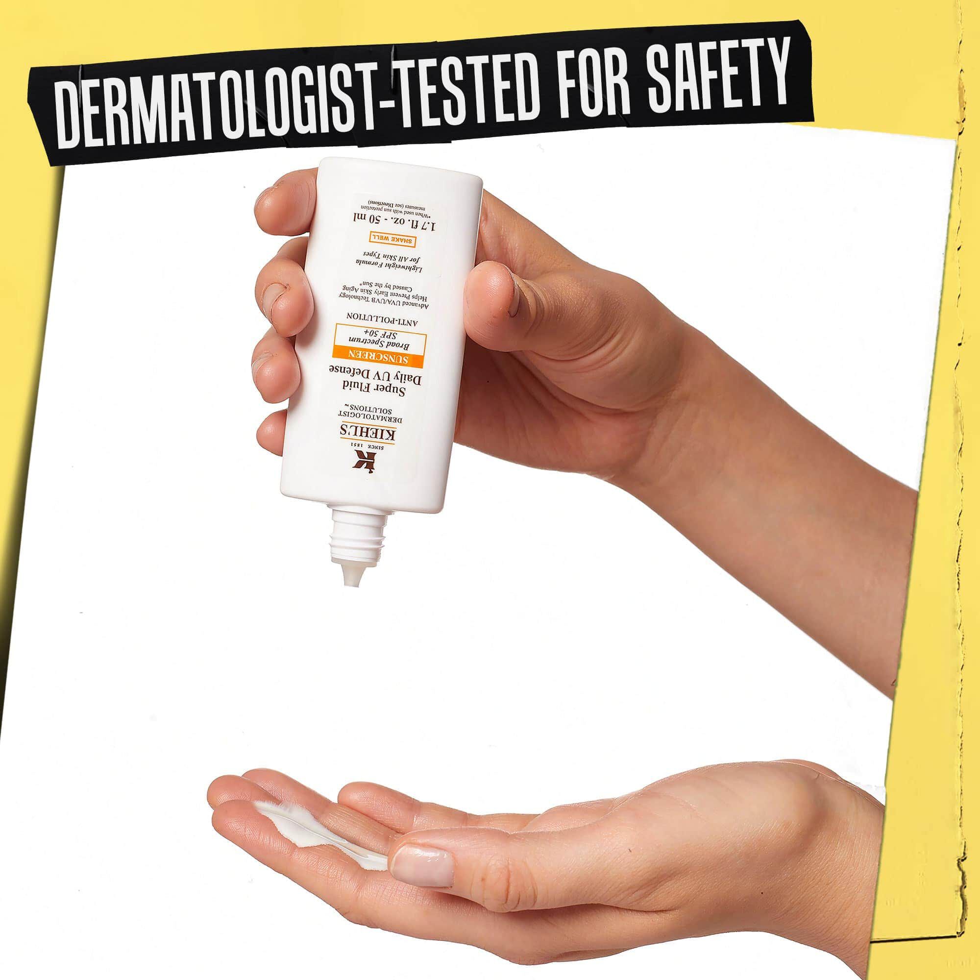 Mano sobre la que se dispensa Ultra-Light Daily UV Defense, con la etiqueta "Dermatologicamente probado para seguridad".
