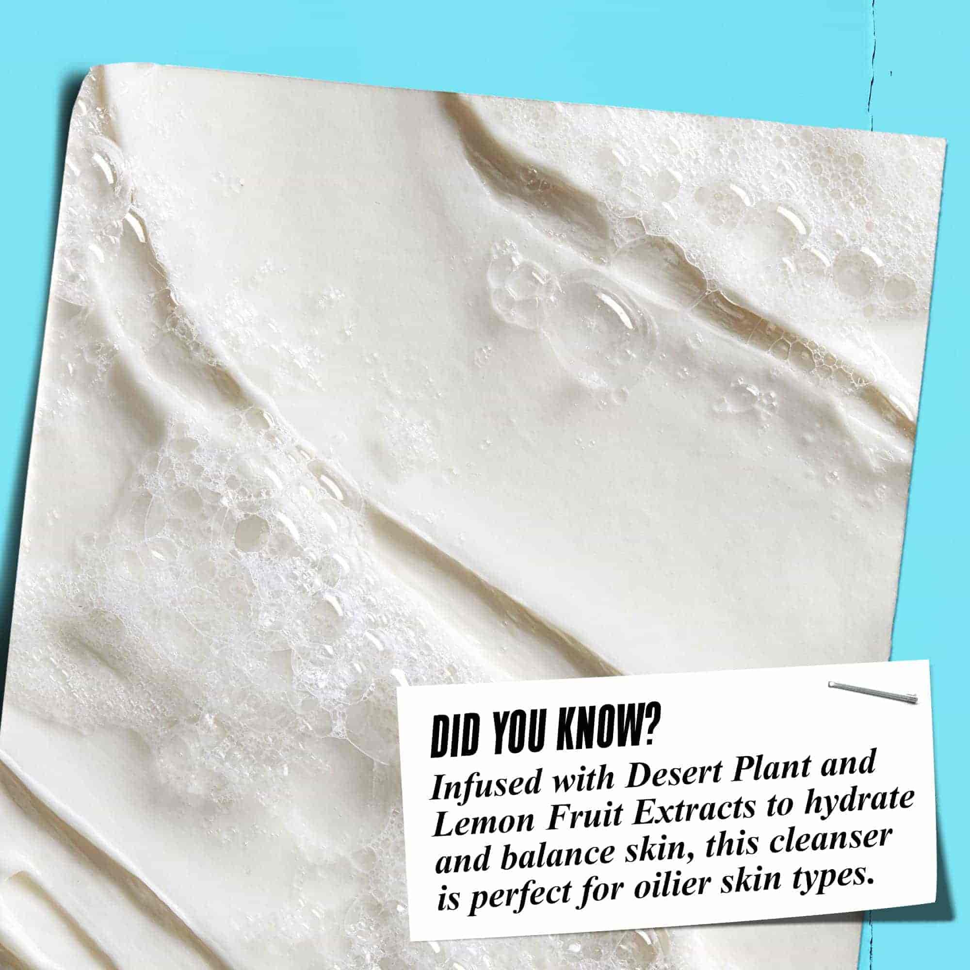 Primer plano de la espuma de Ultra Facial Oil-Free Cleanser con el texto: "¿Sabias que...? Infundido con extracto de planta del desierto y limon para hidratar y equilibrar la piel, este limpiador es perfecto para pieles mas grasas."