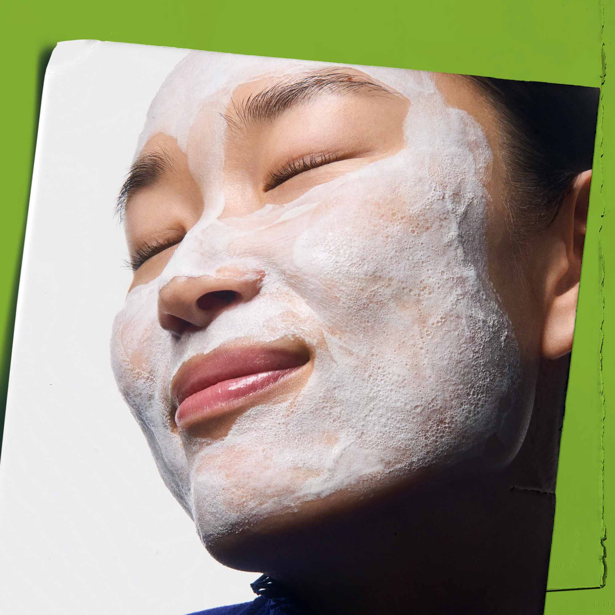 Rare Earth Deep Pore Daily Cleanser aplicado en el rostro.