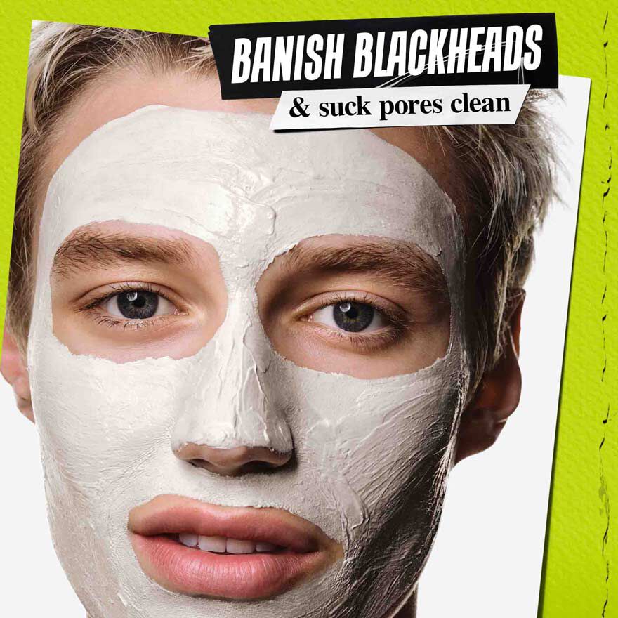 Modelo con Kiehl's Rare Earth Cleansing Masque aplicada en la cara: limpia los poros en solo 10 minutos
