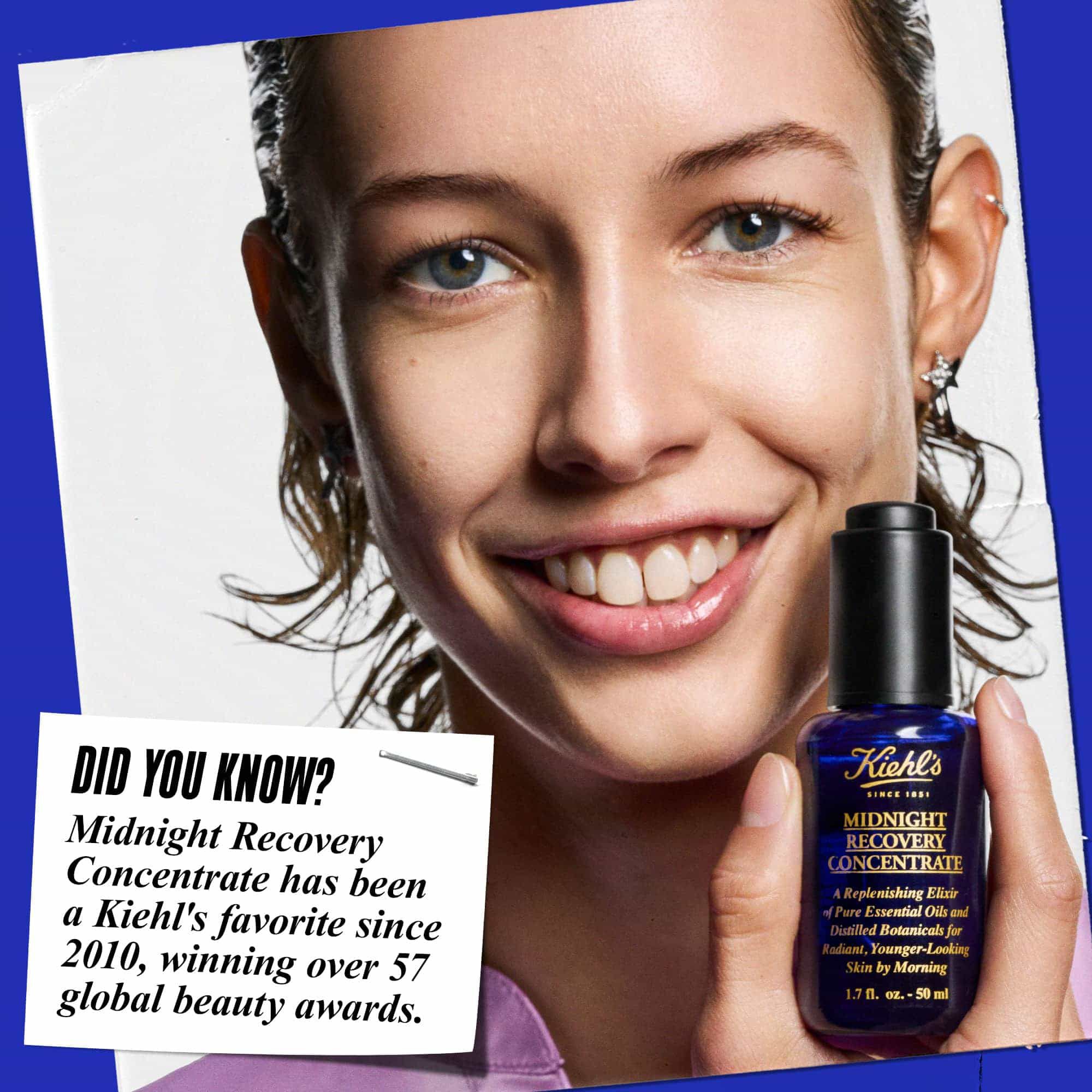 Una persona sosteniendo una botella de aceite facial Midnight Recovery Concentrate y sonriendo. El texto dice: "¿Sabias que...? Midnight Recovery Concentrate ha sido un favorito de Kiehl's desde 2010, ganando mas de 57 premios de belleza globales."