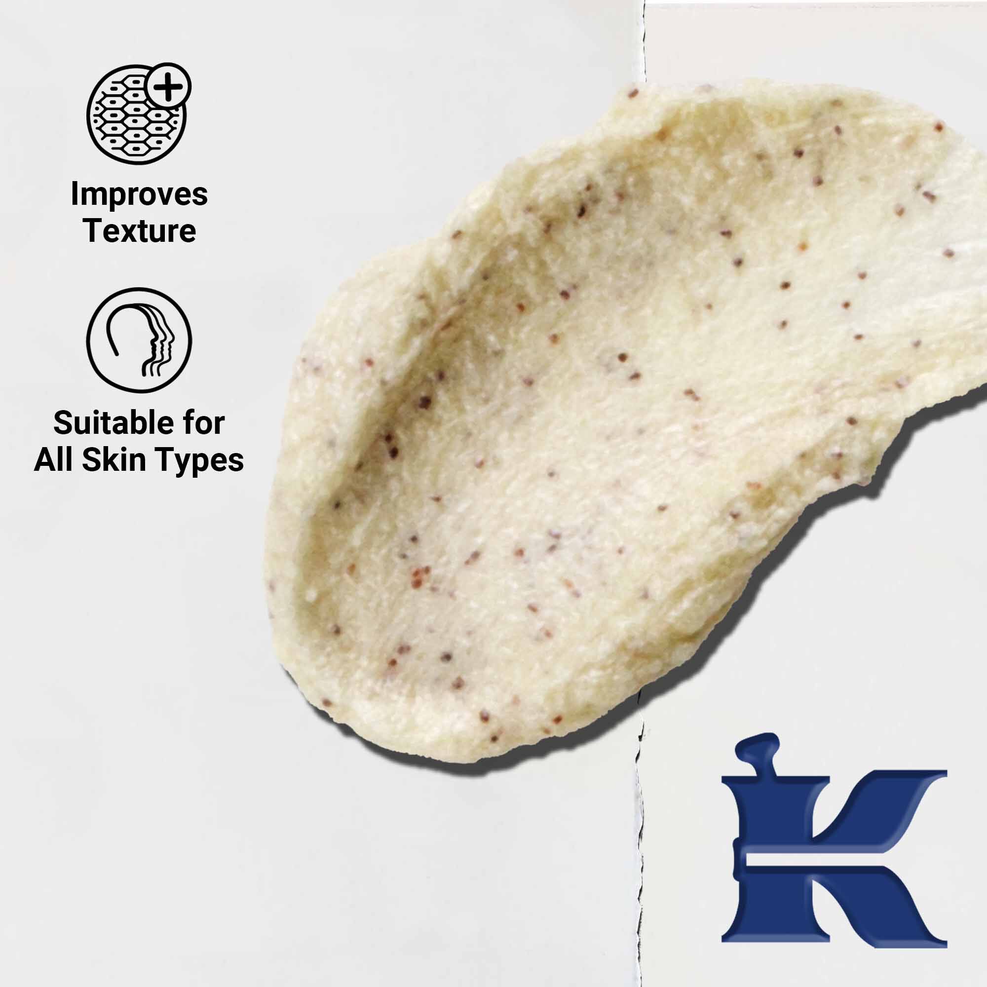 Primer plano de la textura de Facial Fuel Energizing Scrub; el texto destaca su idoneidad para todo tipo de pieles y una exfoliacion vigorizante.