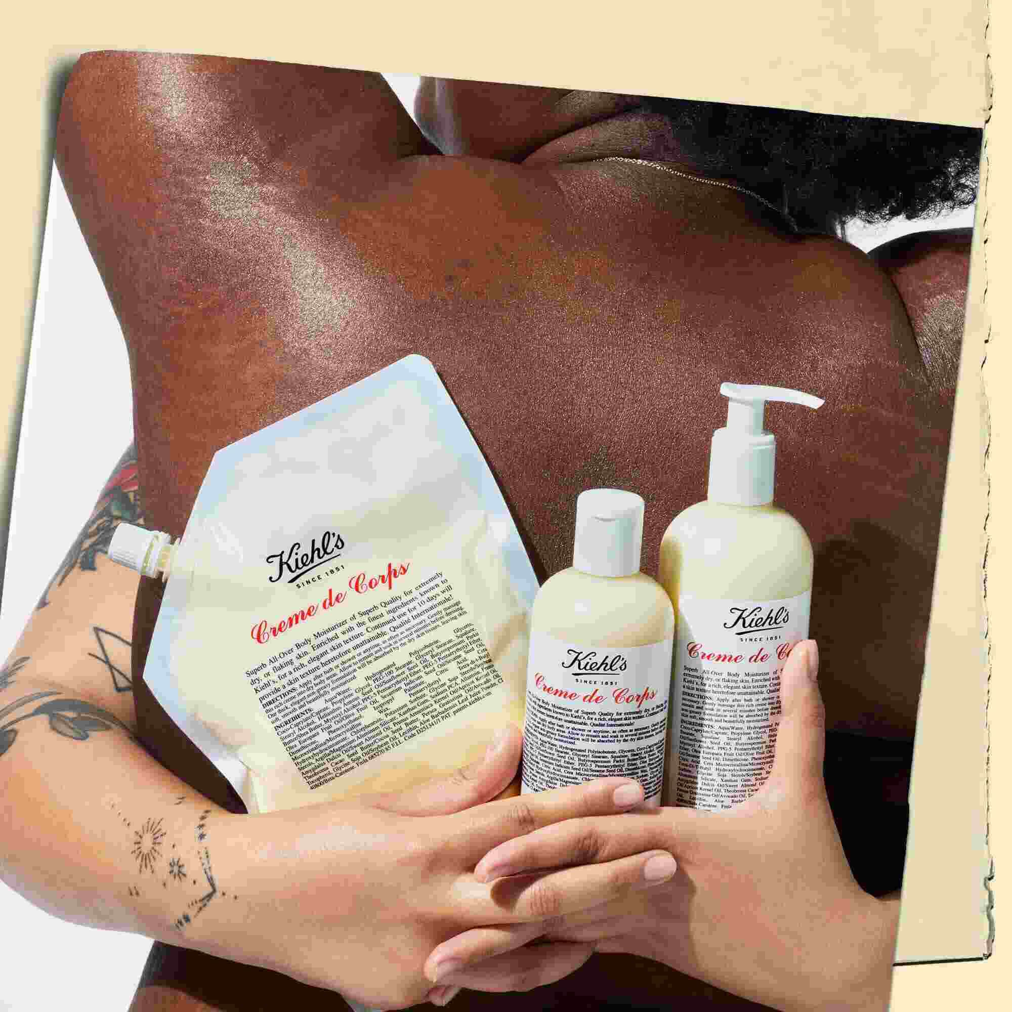 Dos modelos abrazandose y sosteniendo tres frascos de Creme de Corps de varios tamanos