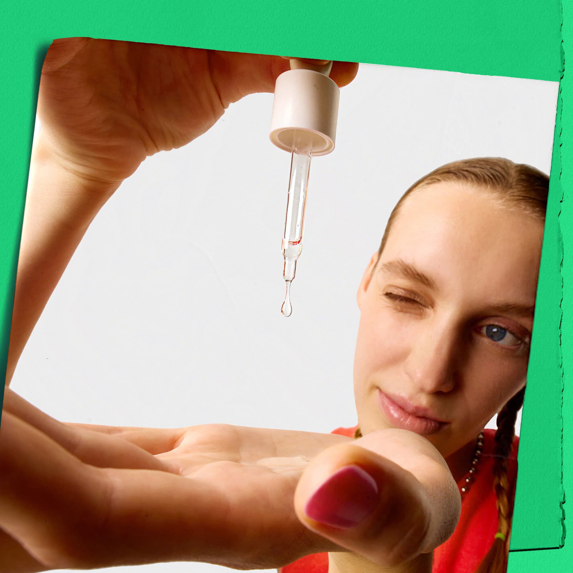 Modelo aplicandose gotas de Kiehl's Ultra Pure High-Potency Serum en la mano