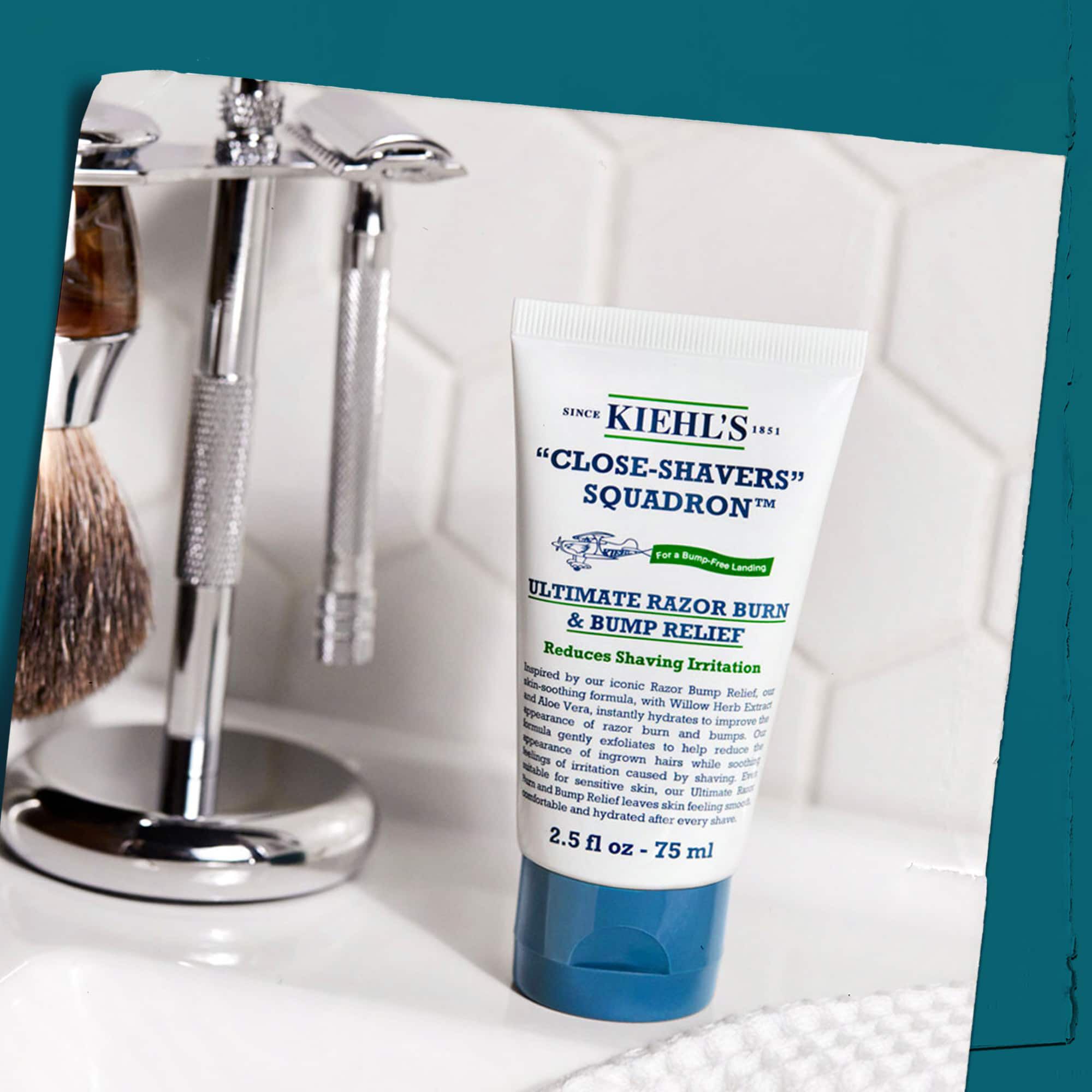 Tubo de Close Shavers Squadron Smooth Glider Precision Shave Lotion mostrada con herramientas de afeitado, enfatizando su uso en una rutina de afeitado.
