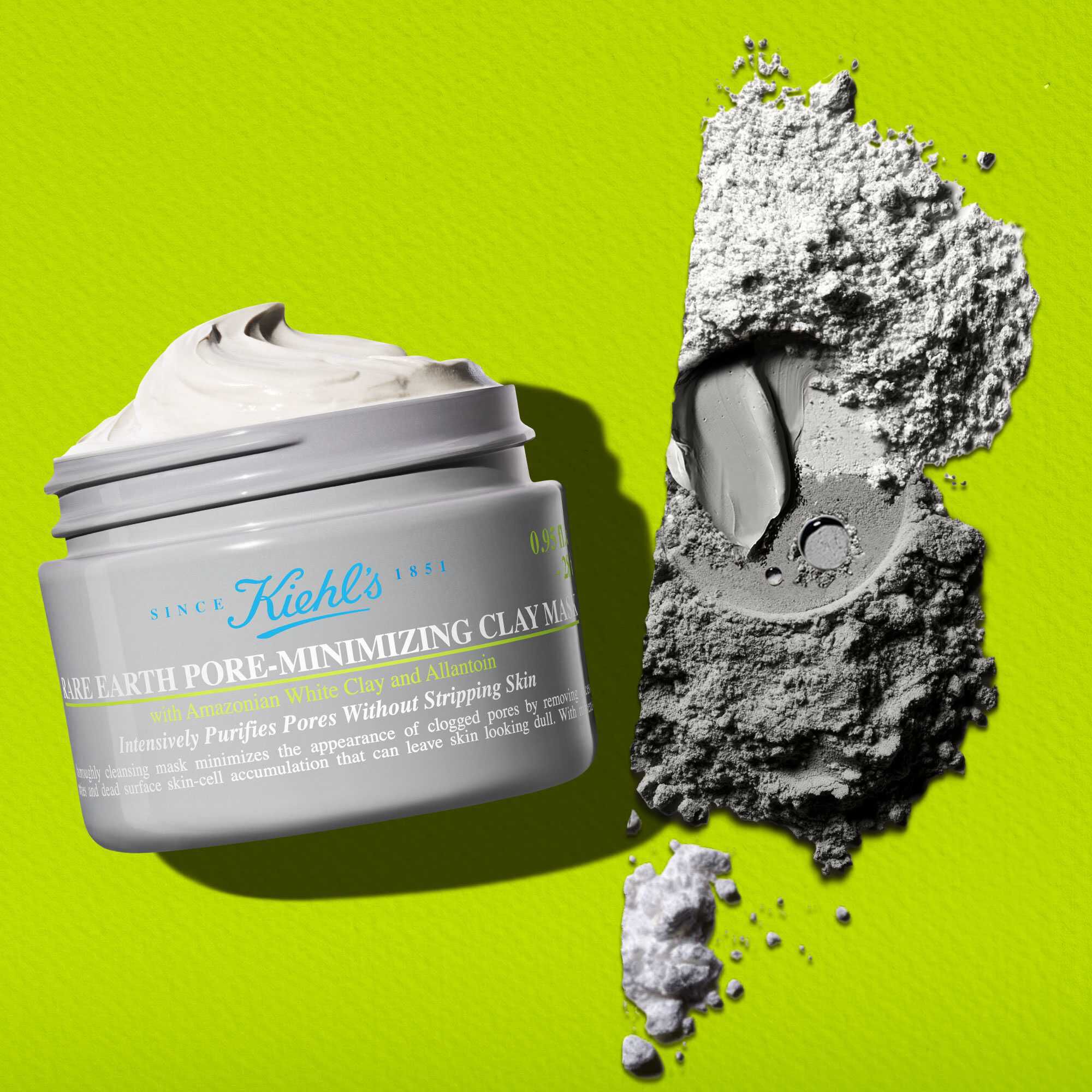 Contiene arcilla blanca del Amazonas de comercio justo, formula biodegradable en un 96 % y tarros con un 30 % de plastico reciclado PCR