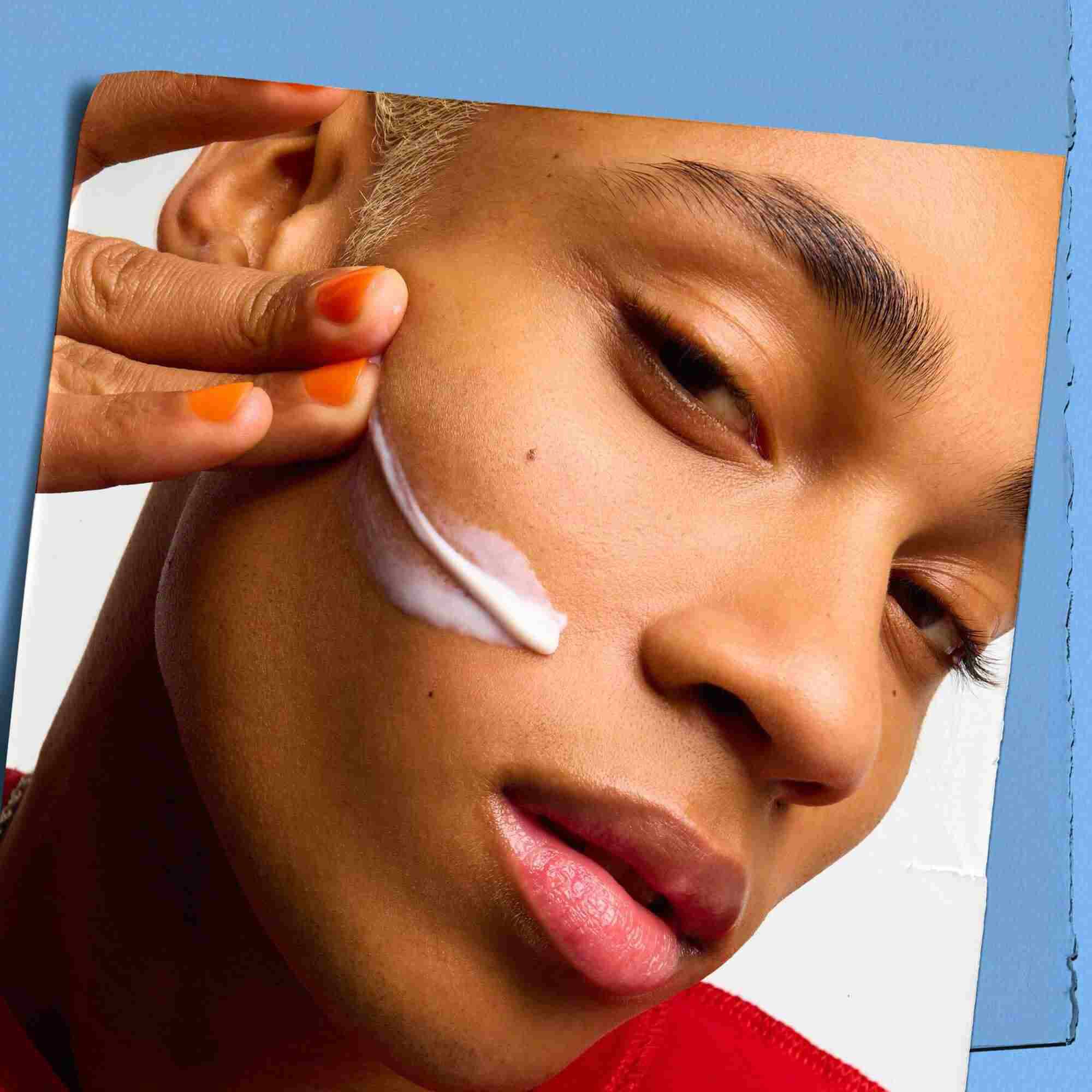 Modelo con una muestra de la textura de Kiehl's Ultra Facial Moisturizer en el rostro