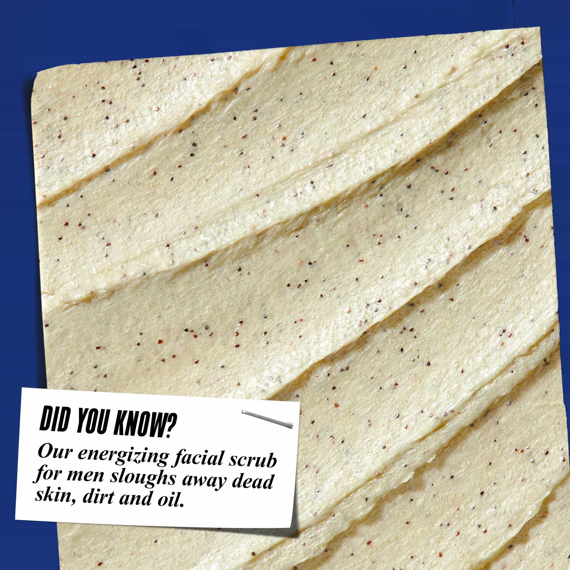 Primer plano de la textura de Facial Fuel Energizing Scrub. El texto dice: "¿Sabias que...? Nuestro exfoliante facial energizante para hombres elimina la piel muerta, la suciedad y la grasa."