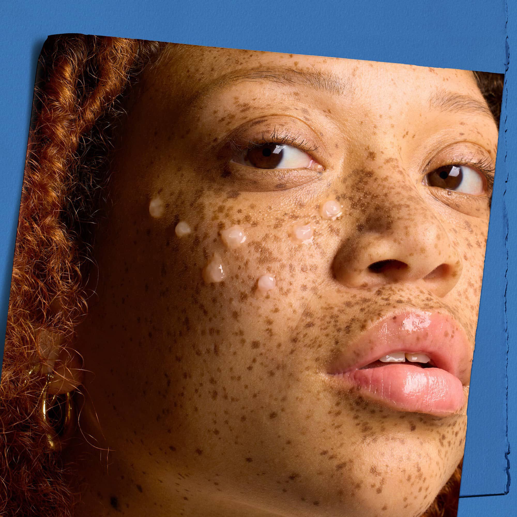 Modelo con gotas de Kiehl's Hydro Plumping Serum Concentrate en la cara