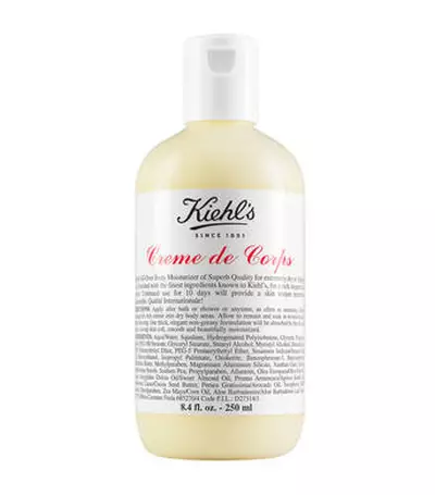 Botella de crema hidratante 'Creme de Corps' de Kiehl's, con etiquetas en blanco y negro, 250 ml. Ideal para piel seca.