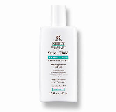 Frasco de protector solar Kiehl's Super Fluid con SPF 50+, en envase blanco, ideal para pieles sensibles.