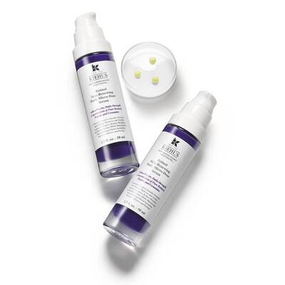 Dos frascos de suero hidratante de Kiehl's con un recipiente que contiene capsulas blanquecinas al fondo.