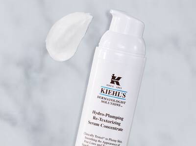 Frasco de suero de Kiehl's Hydro-Plumping, con una textura cremosa, destinado a alisar y rejuvenecer la piel.