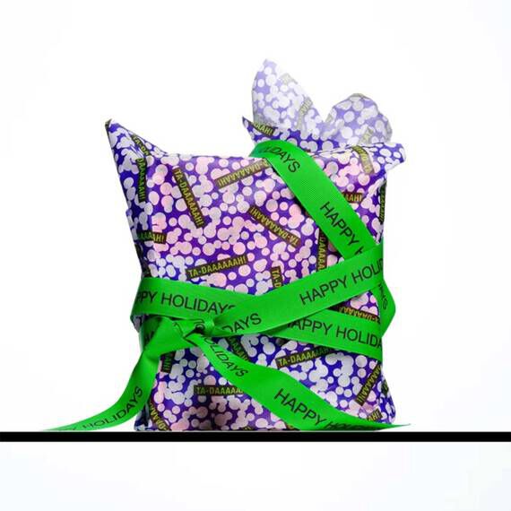 Animation of the Hydration to the Extreme gift set being unwrapped