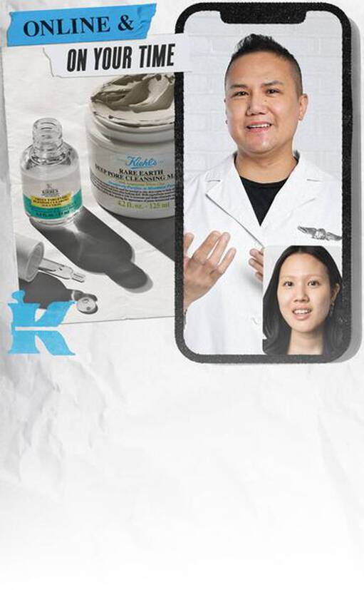 Imagen que muestra productos de cuidado de la piel de Kiehl's junto a dos profesionales de la salud, uno de ellos de pie frente a la camara y el otro en un telefono movil. El texto dice "EN LINEA Y A SU TIEMPO".