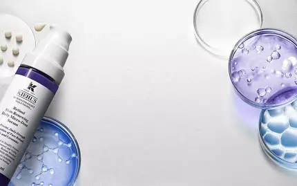 Imagen que muestra frascos y recipientes de laboratorio que contienen productos cosmeticos, junto a un fondo plateado.