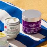Banner Summer Sales de Kiehl's con productos sobre toalla de playa y descuento de hasta el 35%.