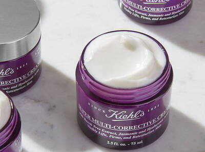 Crema multi-correctiva de Kiehl's en tarro violeta, con textura cremosa y propiedades rejuvenecedoras.