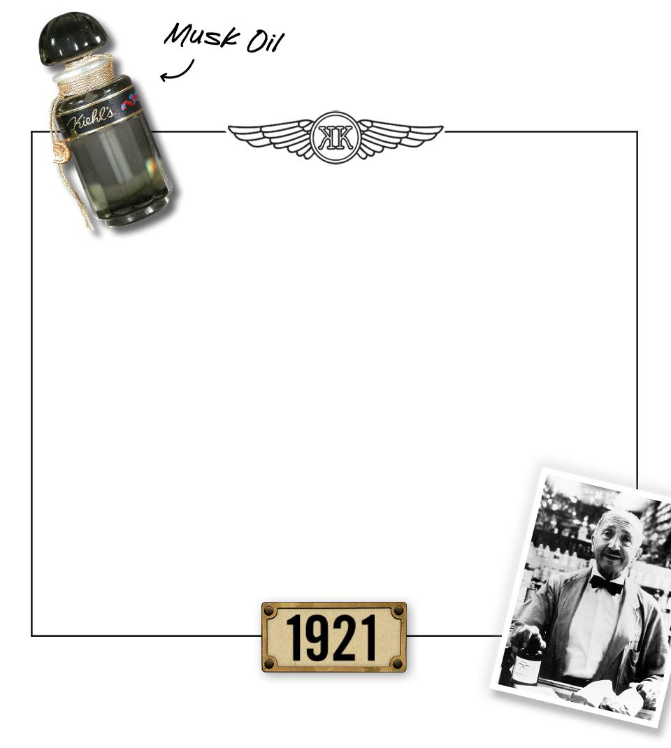 Frasco de perfume antiguo con una foto en blanco y negro de un hombre sonriente, acompanado de la fecha "1921".