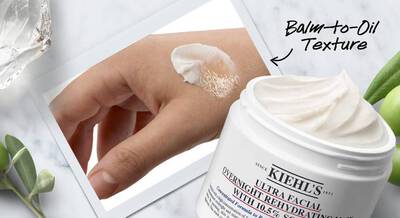 Textura de balsamo a aceite de la crema hidratante facial Ultra de Kiehl's, aplicada sobre la mano.