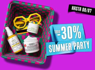 Cesta con cremas Kiehl's, gafas amarillas y cartel de oferta: "29-8 julio Summer Party -30% Dto". Fondo morado brillante.
