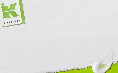 Texto alternativo: Logo de la marca "K" en color verde, junto a un fondo blanco con un detalle de pintura verde y una gota.