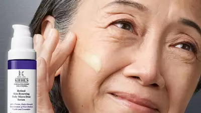 Mujer mayor aplicandose serum facial de Kiehl's, resalta la textura del producto y su efecto rejuvenecedor.
