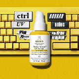 Frasco de Kiehl's Better Screen UV Serum SPF 50 sobre un teclado amarillo creativo con los mensajes 'ctrl UV' y 'Borrar Danos con peptido de colageno'