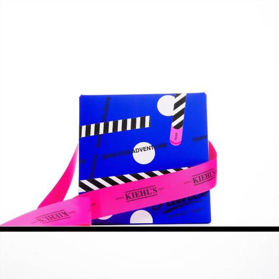 Animation of the Open for Advent-ure gift set box  being opened
