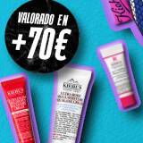 Regalo Kiehl's valorado en mas de 70 €: neceser y minitallas de cuidado facial junto a una mujer sonriente.